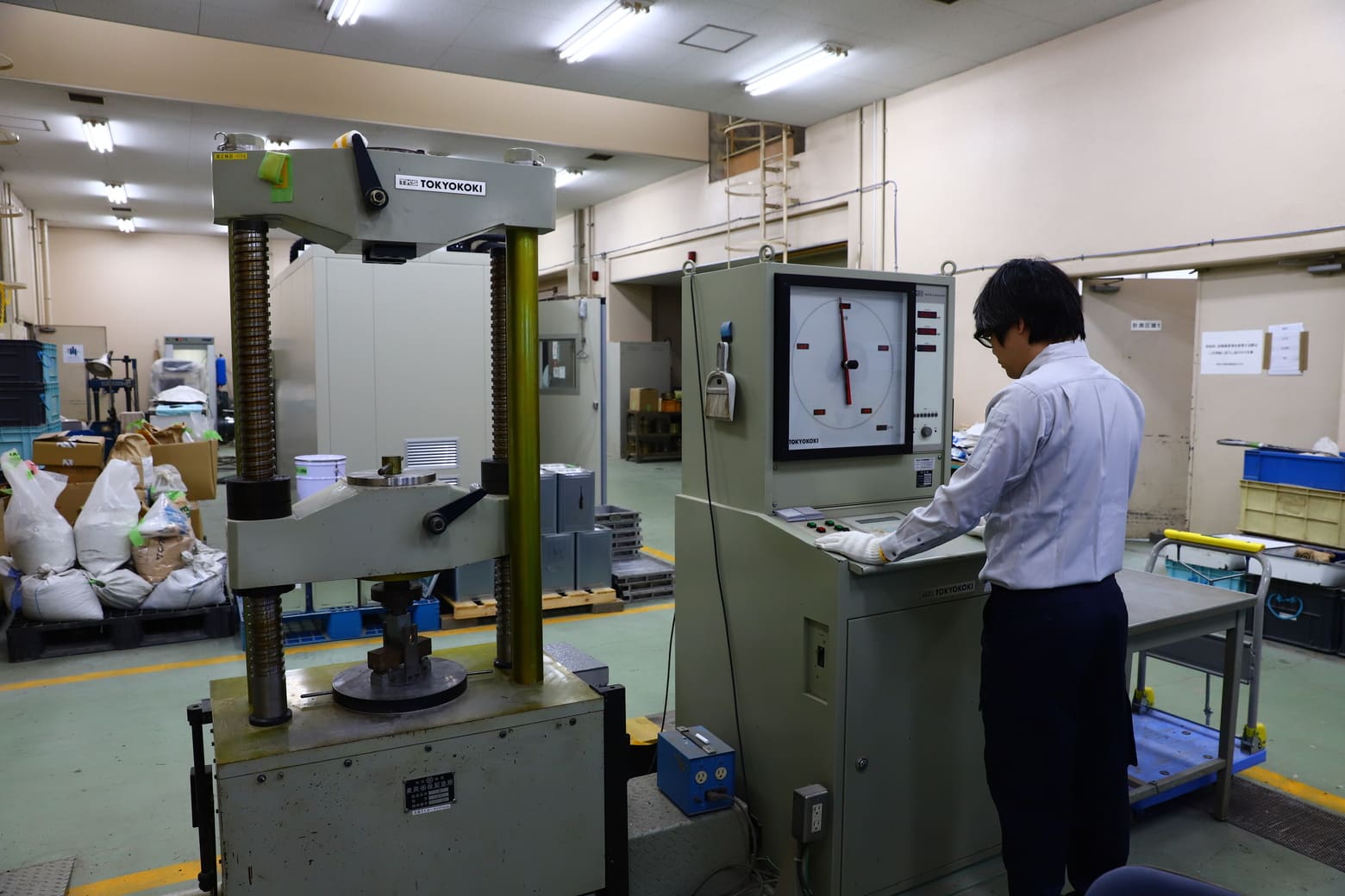アムスラー式圧縮試験機