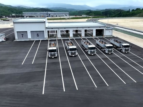 トラックヤードに並ぶ荷重車